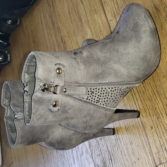 Dream Pairs Shoes - Dream Paris suede gray Boots with Gemstone Accent size 6
